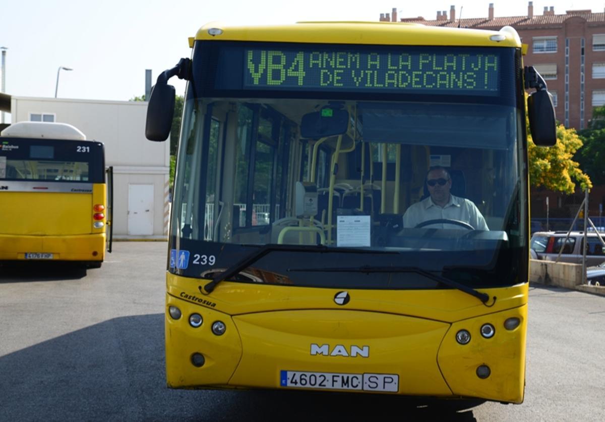 El autobús municipal VB4 para ir de la ciudad en la playa de Viladecans