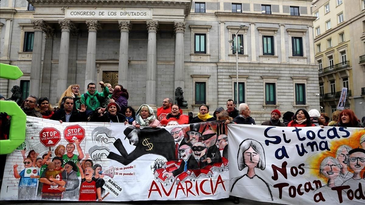 Protesta contra los desahucios ante el Congreso de los Diputados en el 2017. Protesta contra los desahucios ante el Congreso de los Diputados en el 2017.