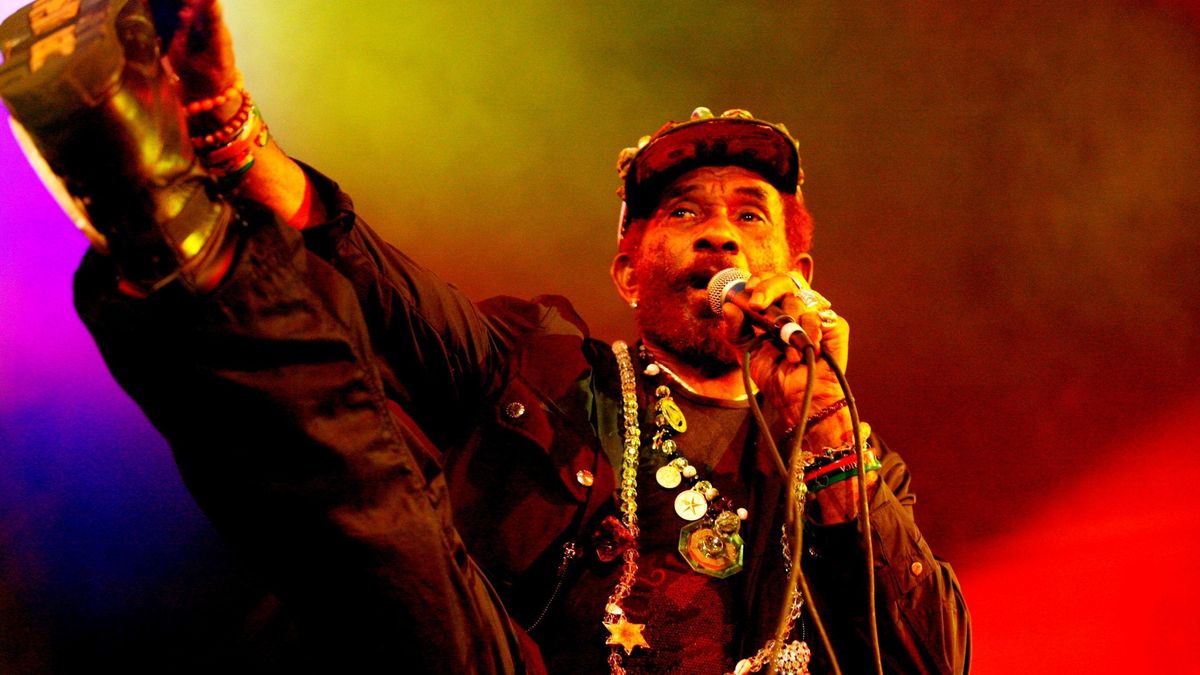 Lee Perry, en un a actuación en 2007. Lee Perry, en un a actuación en 2007.