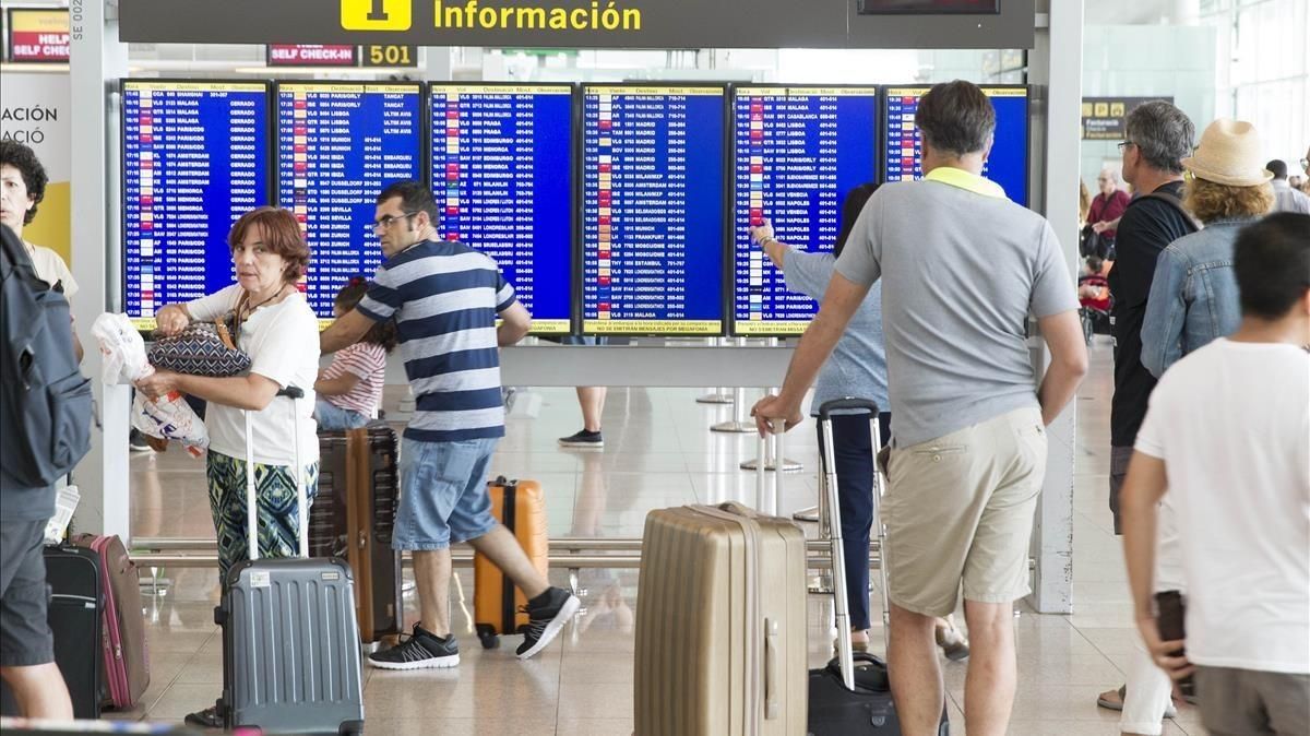 Pasajeros esperando en el aeropuerto de El Prat. Pasajeros esperando en el aeropuerto de El Prat.
