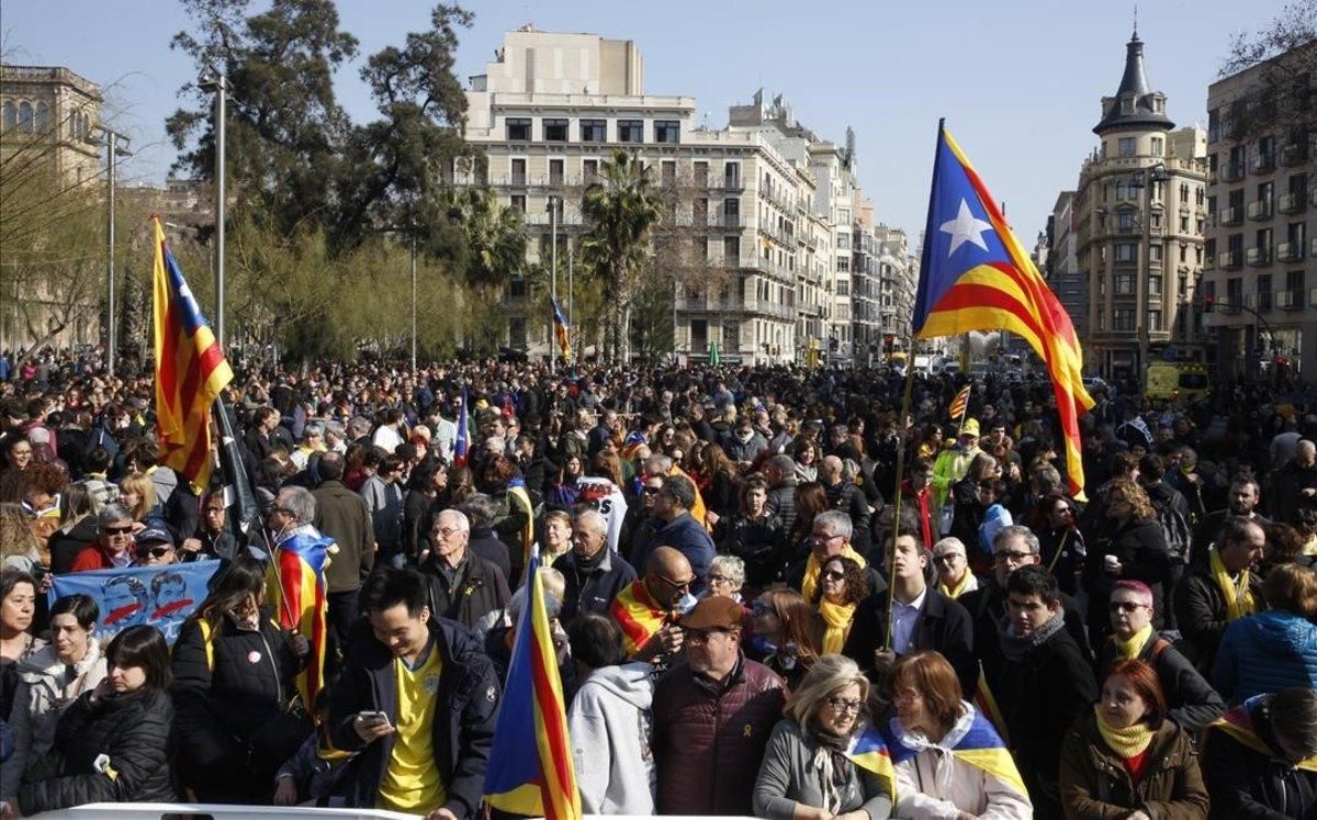 Concentración en plaza Universitat durante la huelga del 21-F. Concentración en plaza Universitat durante la huelga del 21-F.