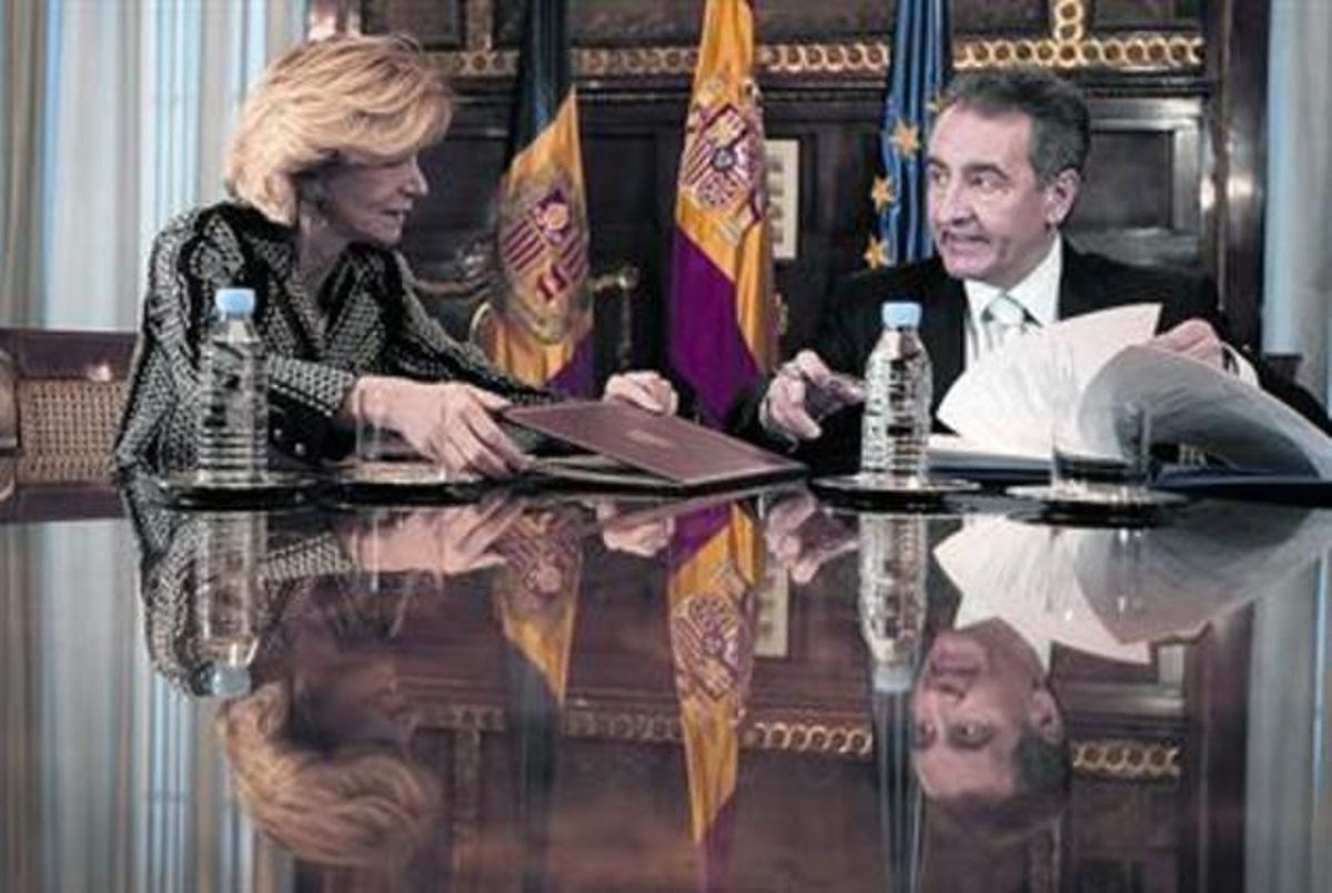 Elena Salgado retira la carpeta del acuerdo, ayer en Madrid, ante la mirada de Bartumeu. Elena Salgado retira la carpeta del acuerdo, ayer en Madrid, ante la mirada de Bartumeu.