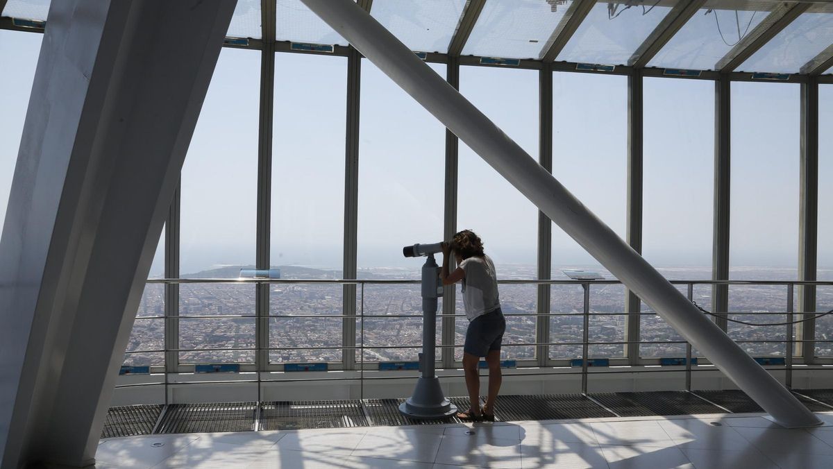 El mirador de la Torre de Collserola, la atalaya más alta sobre Barcelona. El mirador de la Torre de Collserola, la atalaya más alta sobre Barcelona.