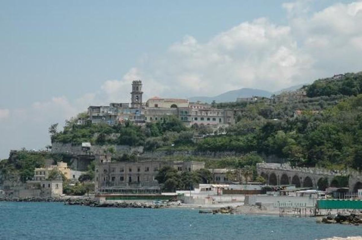 Vista desde el mar de Castellammare di Stabia, un pueblo famoso por sus aguas termales. Vista desde el mar de Castellammare di Stabia, un pueblo famoso por sus aguas termales.