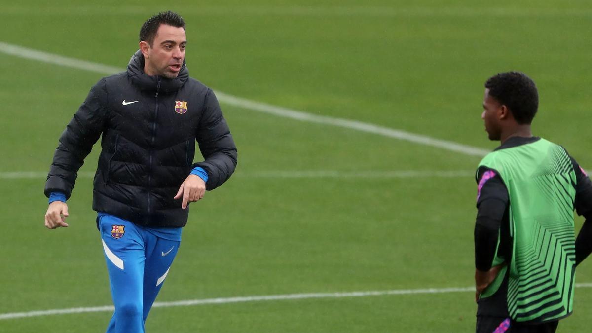 Xavi Hernández se dirige a Ansu Fati en el entrenamiento de hoy Xavi Hernández se dirige a Ansu Fati en el entrenamiento de hoy