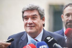 GRAFCAV1508. VITORIA, 14/10/2022.- El ministro de Inclusión, José Luis Escrivá, hace declaraciones a los medios este viernes en Vitoria momentos antes de reunirse con el delegado del Gobierno en Euskadi, Denis Itxaso, y con el lehenkari, Iñigo Urkullu. EFE/L. Rico