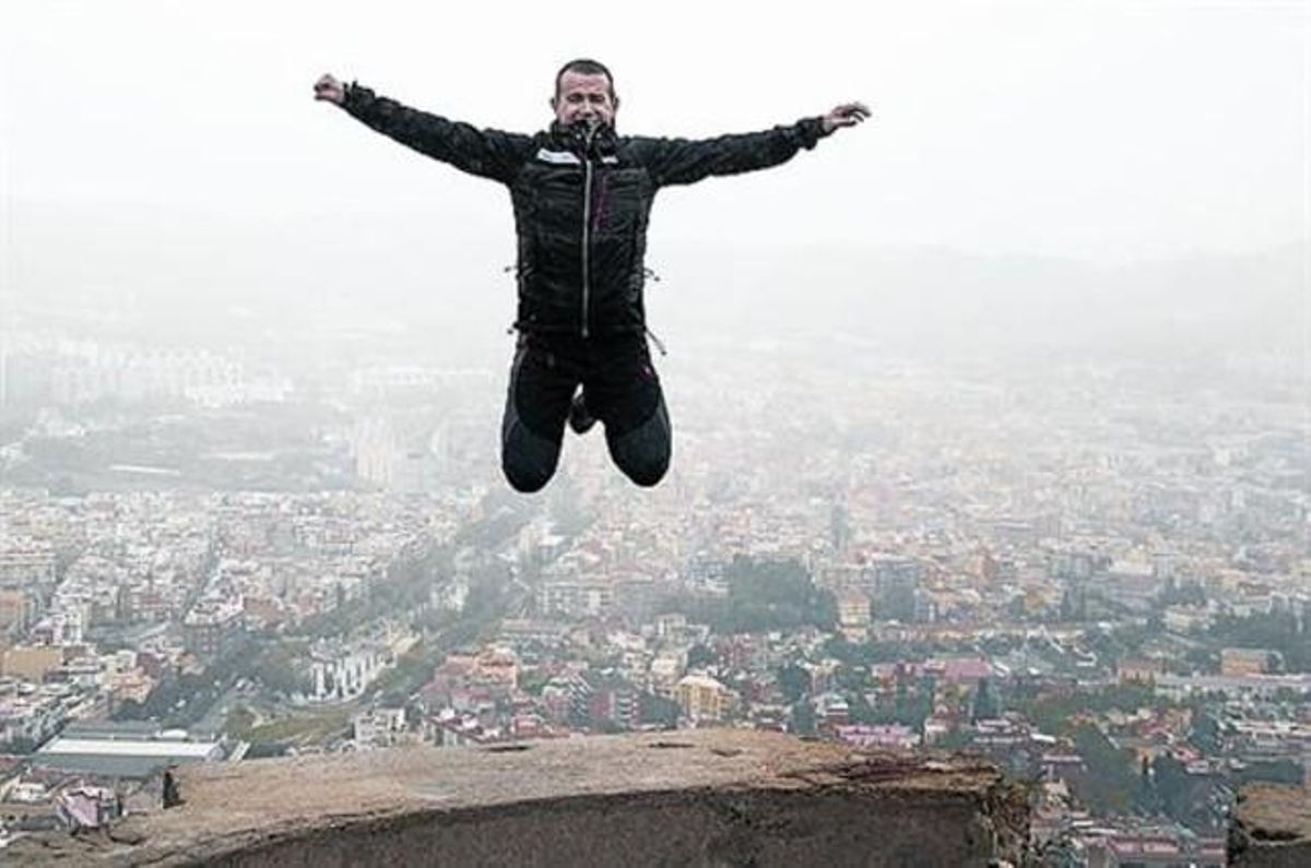 Panorámica 8 Jesús Morales pega un salto en el Turó de la Rovira. Panorámica 8 Jesús Morales pega un salto en el Turó de la Rovira.