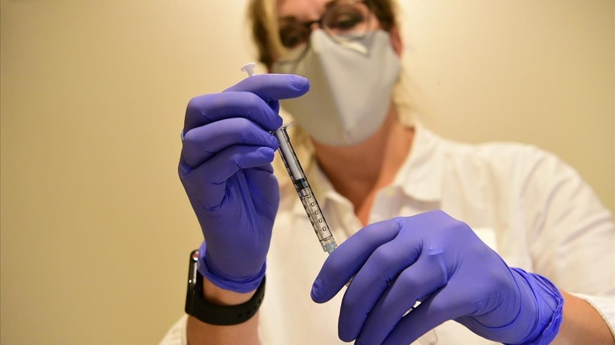 Un trabajador de Johnson & Johnson prepara una dosis de la vacuna, este miércoles. Un trabajador de Johnson & Johnson prepara una dosis de la vacuna, este miércoles.