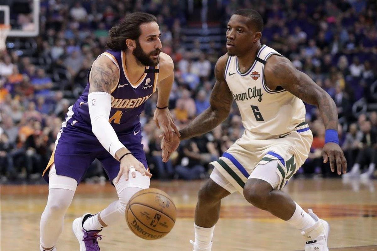 Ricky Rubio intenta driblar a Eric Bledsoe, el base de los Bucks Ricky Rubio intenta driblar a Eric Bledsoe, el base de los Bucks
