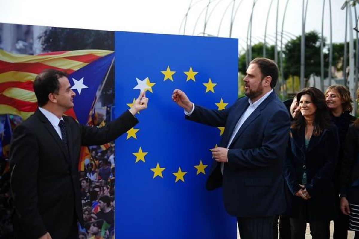 El candidato de ERC, Oriol Junqueras, coloca la supuesta futura estrella del Estado catalán junto al resto de las de la Unión Europea, este jueves, en Barcelona. JORDI COTRINA El candidato de ERC, Oriol Junqueras, coloca la supuesta futura estrella del Estado catalán junto al resto de las de la Unión Europea, este jueves, en Barcelona. JORDI COTRINA