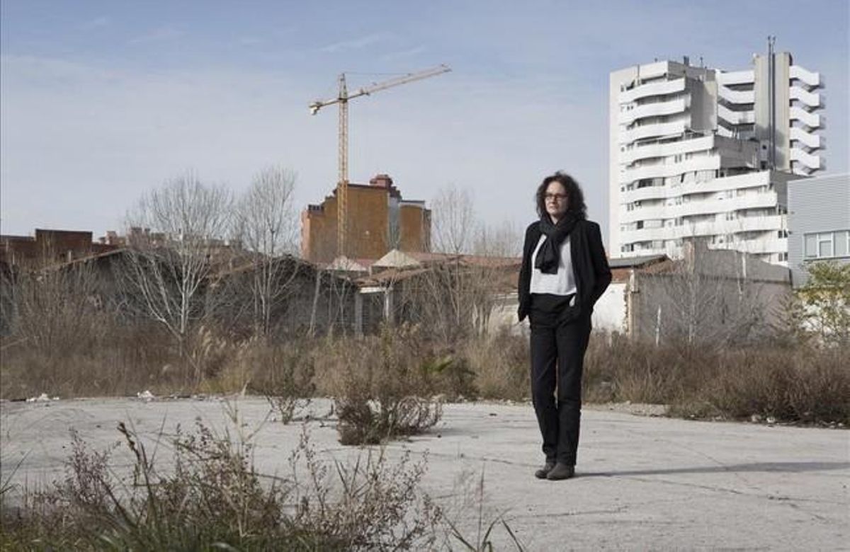 La escritora barcelonesa, en un descampado del Hospitalet, en los escenarios ’gris asfalto’ donde se situa su novela, ’La última llamada’. La escritora barcelonesa, en un descampado del Hospitalet, en los escenarios ’gris asfalto’ donde se situa su novela, ’La última llamada’.