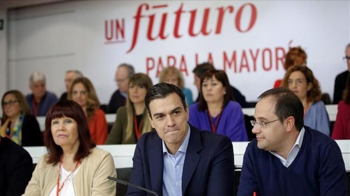 Pedro Sánchez, en el centro, al inicio del comité federal del PSOE. Pedro Sánchez, en el centro, al inicio del comité federal del PSOE.