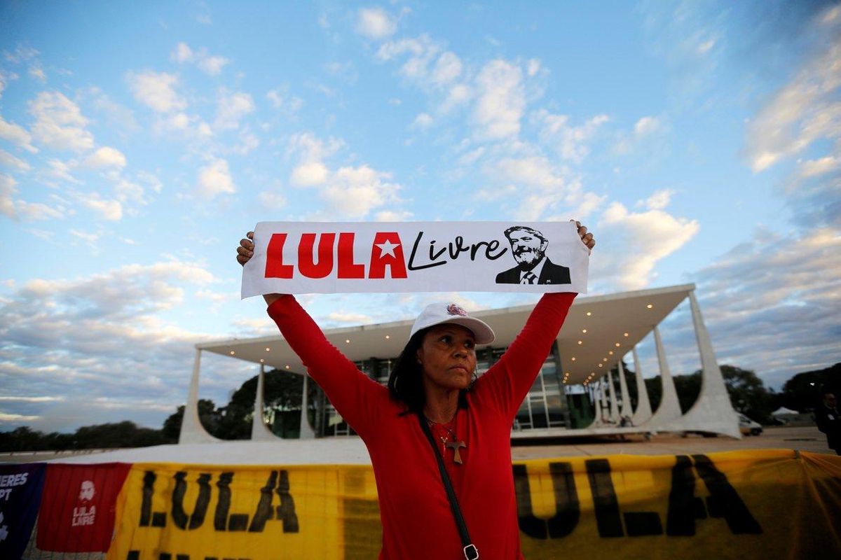 Una seguidora de Lula da Silva pide su liberación. Una seguidora de Lula da Silva pide su liberación.