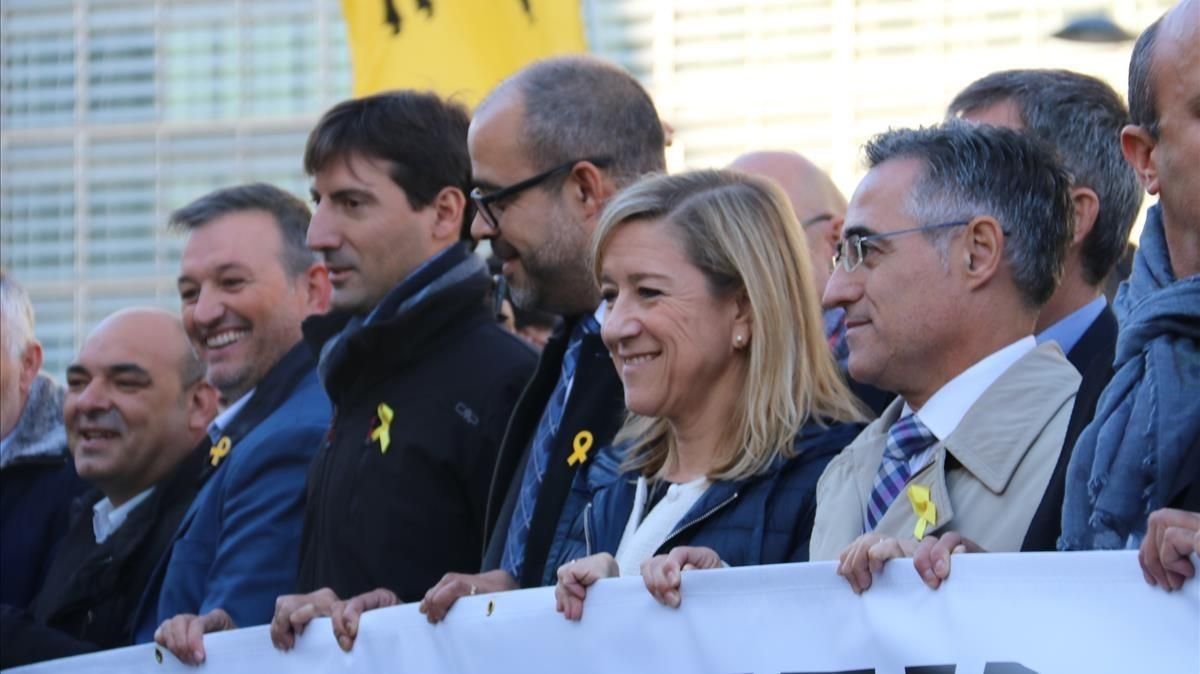 Miquel Buch junto a Neus Lloveras en la manifestación que tuvo lugar en Bruselas el pasado 7 de noviembre. Miquel Buch junto a Neus Lloveras en la manifestación que tuvo lugar en Bruselas el pasado 7 de noviembre.