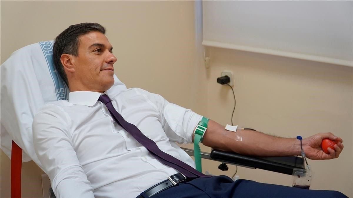 Pedro Sánchez dona sangre, ayer lunes, en la Moncloa. Pedro Sánchez dona sangre, ayer lunes, en la Moncloa.