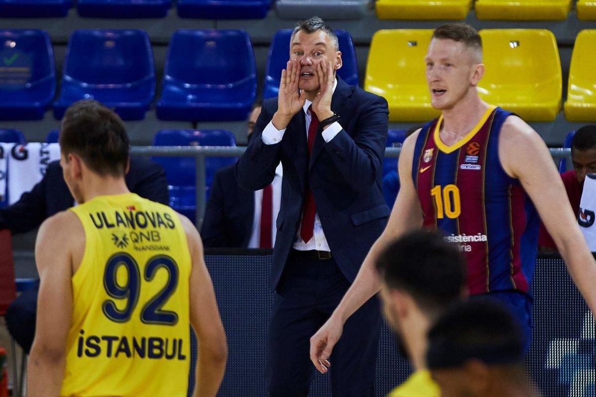 Jasikevicius (c) da instrucciones durante el Barça-Fenerbahce. Jasikevicius (c) da instrucciones durante el Barça-Fenerbahce.