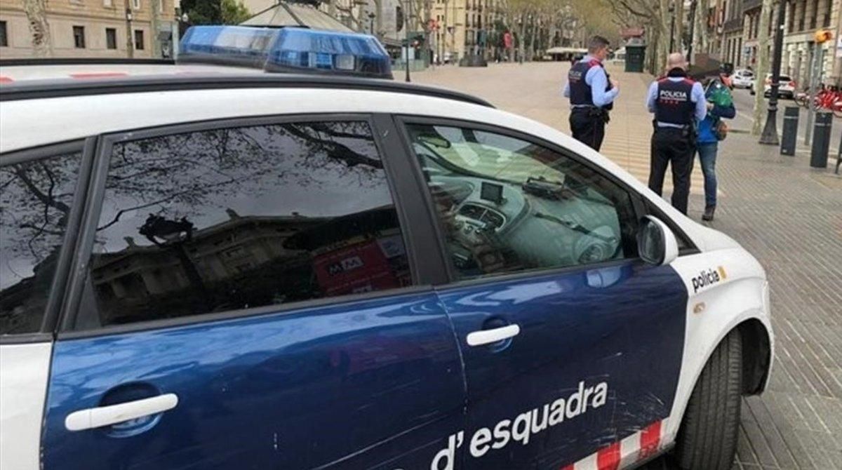 Una patrulla de los Mossos identifica a personas que incumplían el confinamiento. Una patrulla de los Mossos identifica a personas que incumplían el confinamiento.