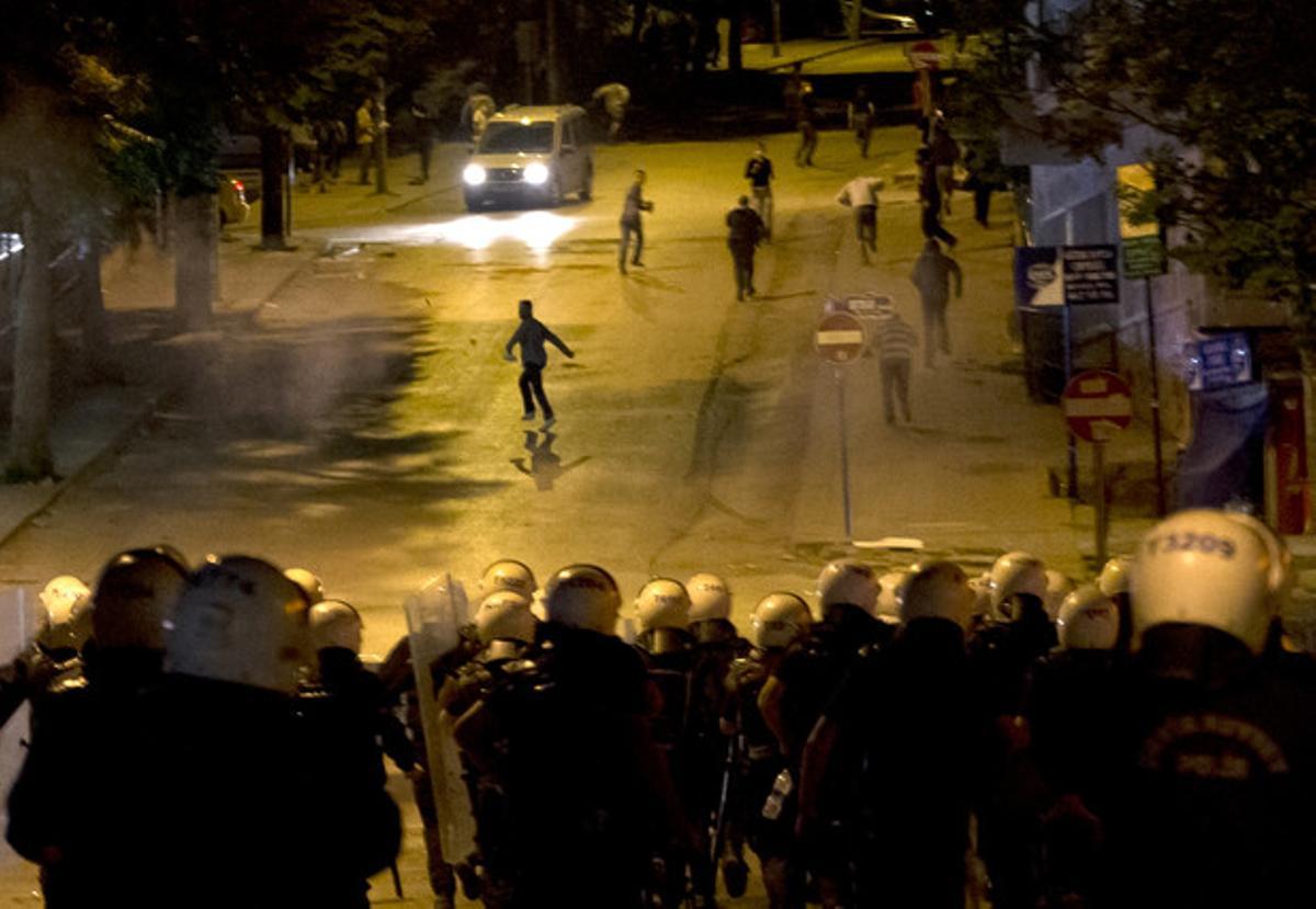 La policía carga contra los manifestantes en Ankara, la pasada noche.