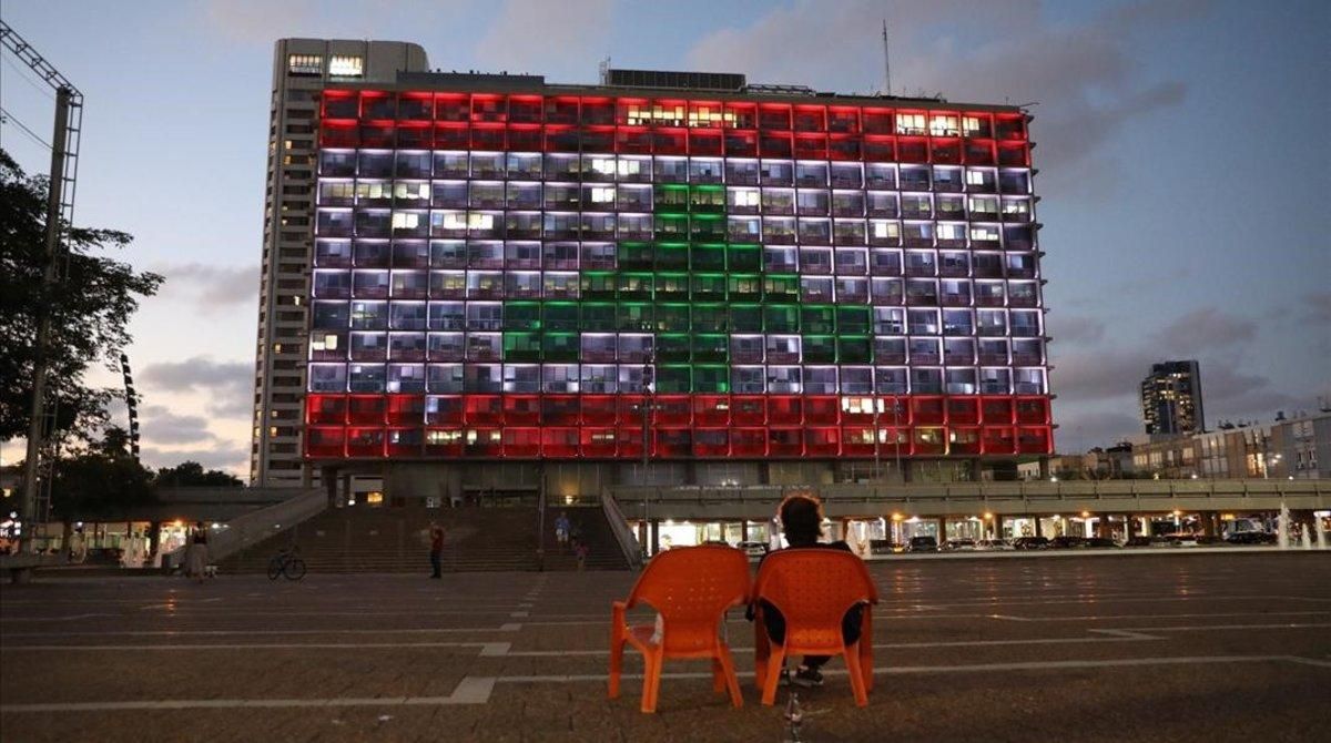 La fachada del Ayuntamiento de Tel Aviv, iluminada con los colores de la bandera de Líbano, este miércoles. La fachada del Ayuntamiento de Tel Aviv, iluminada con los colores de la bandera de Líbano, este miércoles.