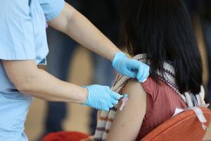 Una mujer recibe la vacuna contra la covid-19.