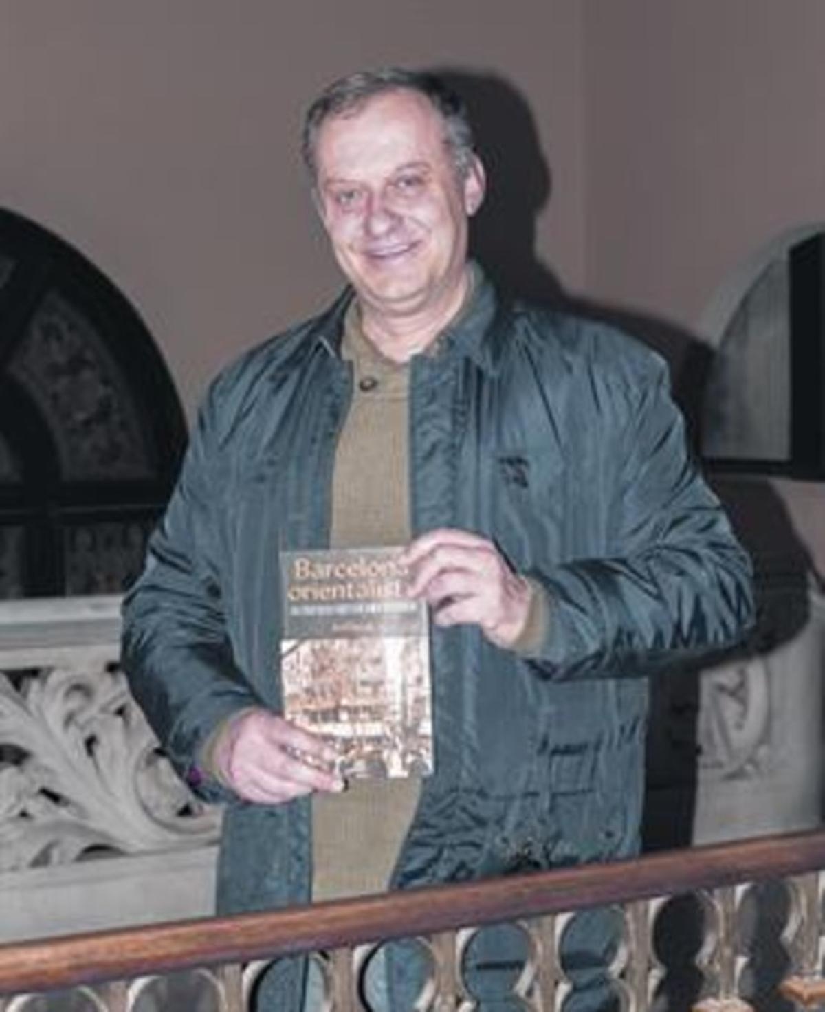 Oriol Pascual posa con su libro en la Casa Marsans.