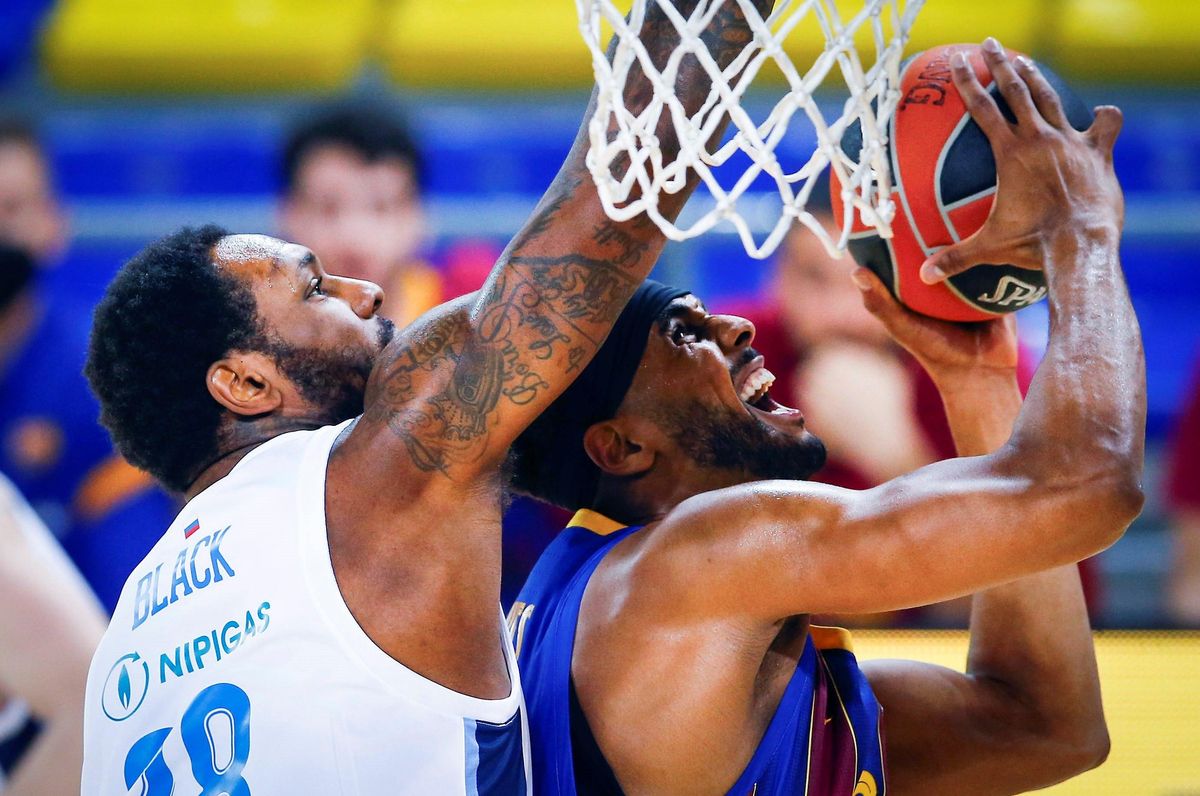 Tarik Black cierra el camino hacia canasta a Davies en una acción del partido Tarik Black cierra el camino hacia canasta a Davies en una acción del partido