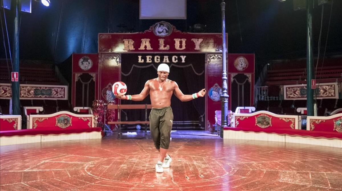 Iya Traoré ofrece un número de acrobacia con el balón dentro del espectáculo del Circo Raluy Legacy. Iya Traoré ofrece un número de acrobacia con el balón dentro del espectáculo del Circo Raluy Legacy.