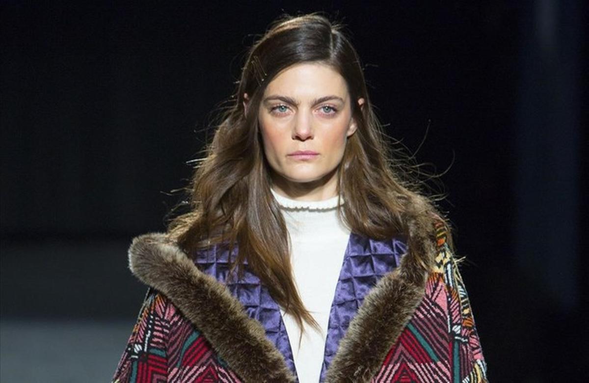Una modelo luce una propuesta de Aldomartins, en la pasarela 080 Barcelona Fashion.