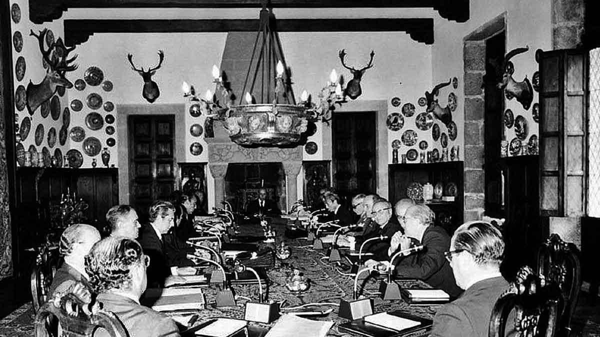 Franco, al fondo, preside un consejo de ministros en el pazo de Meirás. Franco, al fondo, preside un consejo de ministros en el pazo de Meirás.