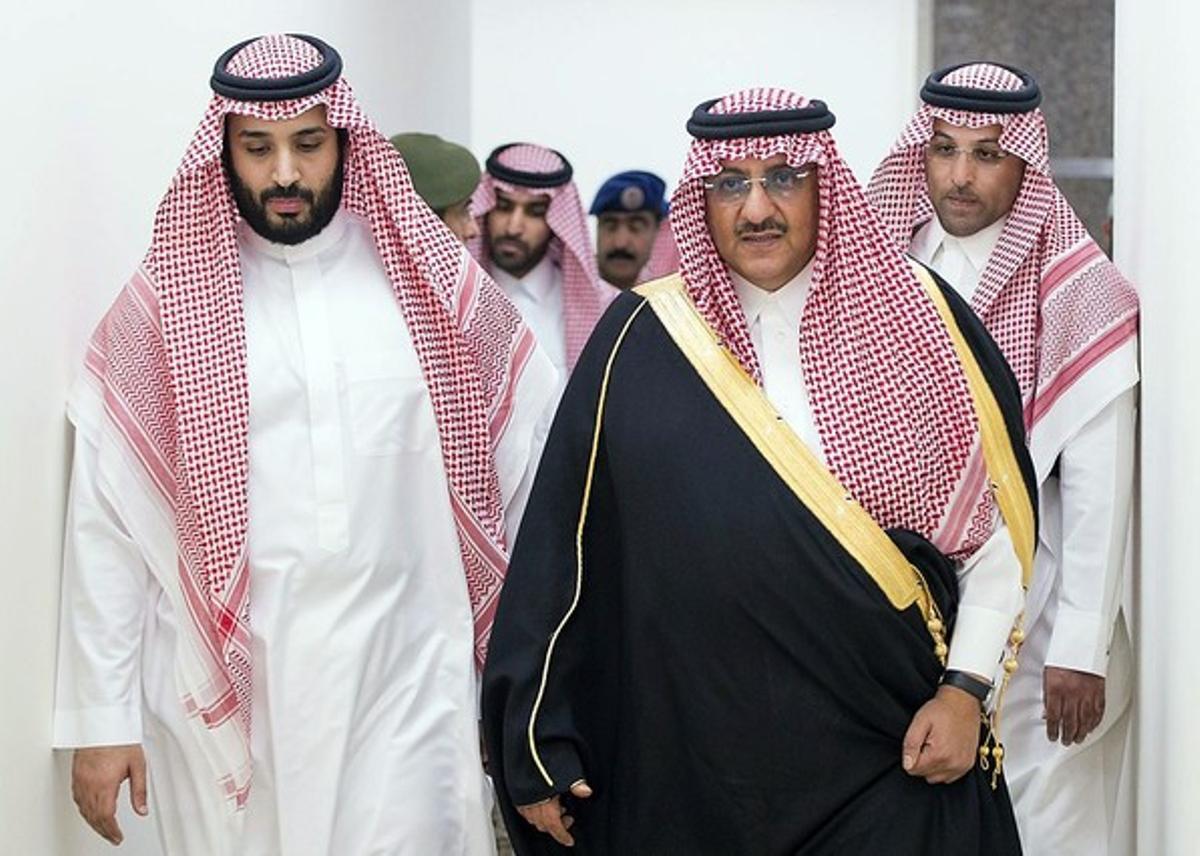Mohammed bin Salman (izquierda) y el heredero del trono saudí Mohammed bin Nayef (derecha).