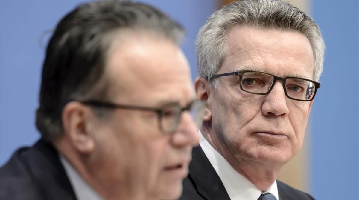 De Maiziere (derecha) junto al jefe de la Oficina Federal de Migración y Refugiados, Frank-Juergen Weise, durante el balance del Gobierno alemán sobre la llegada de solicitantes de asilo, en Berlín, este miércoles. De Maiziere (derecha) junto al jefe de la Oficina Federal de Migración y Refugiados, Frank-Juergen Weise, durante el balance del Gobierno alemán sobre la llegada de solicitantes de asilo, en Berlín, este miércoles.