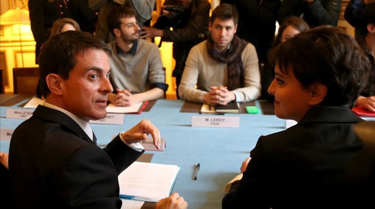 Valls (izquierda) junto a la ministra de Educación, Najat Vallaud-Belkacem, durante su reunión con líderes estudiantiles, en París, este lunes.