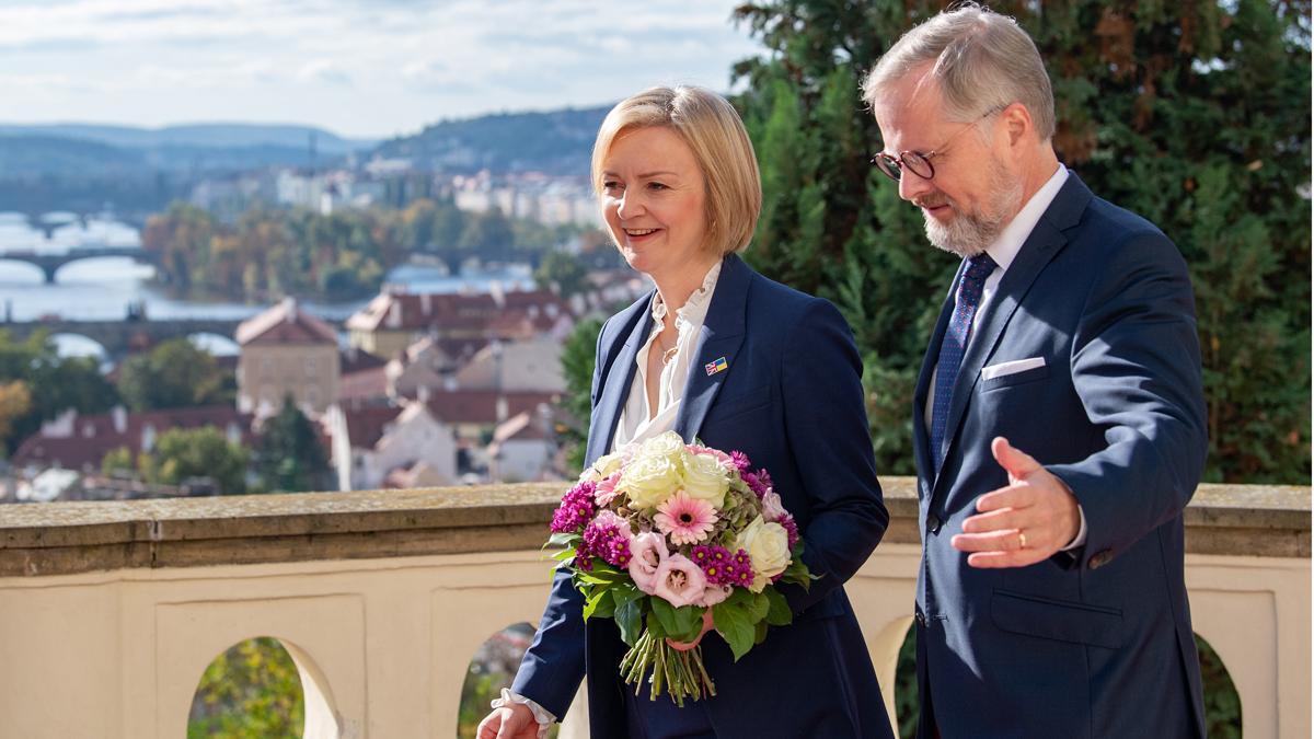 El primer ministro checo, Peter Fiala, recibe a su homóloga británica, Liz Truss, en Praga.