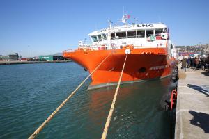 El port de Barcelona acull el primer barco de subministrament de gas natural liquat de manera permanent