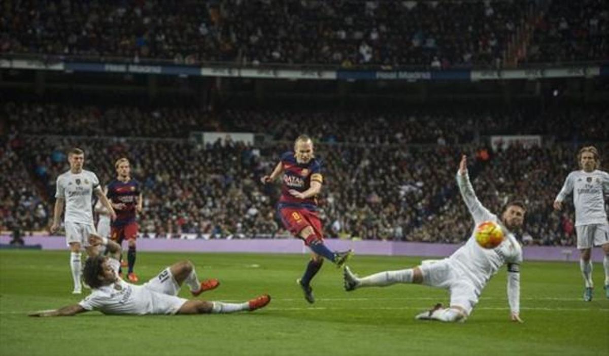 Iniesta marca el tercer golante Ramos y Marcelo. Iniesta marca el tercer golante Ramos y Marcelo.