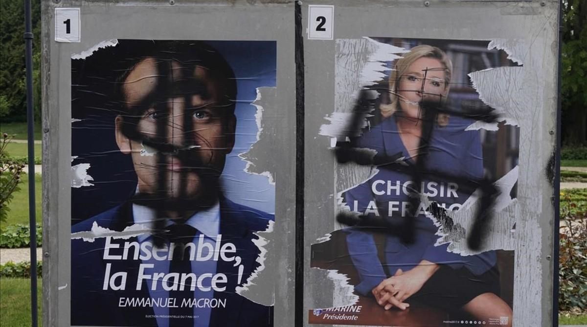 Pintadas en carteles electorales de Macron y Le Pen. Pintadas en carteles electorales de Macron y Le Pen.