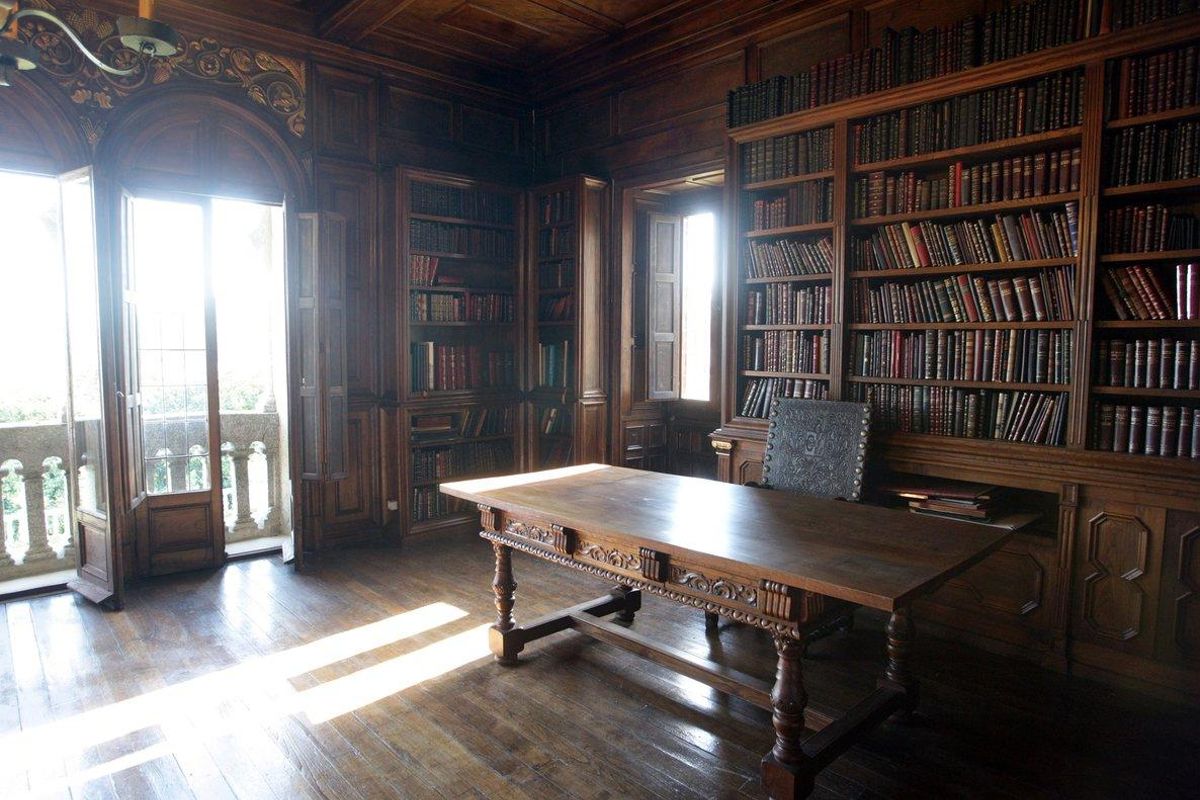 La biblioteca de Emilia Pardo Bazán en el pazo de Meirás. La biblioteca de Emilia Pardo Bazán en el pazo de Meirás.