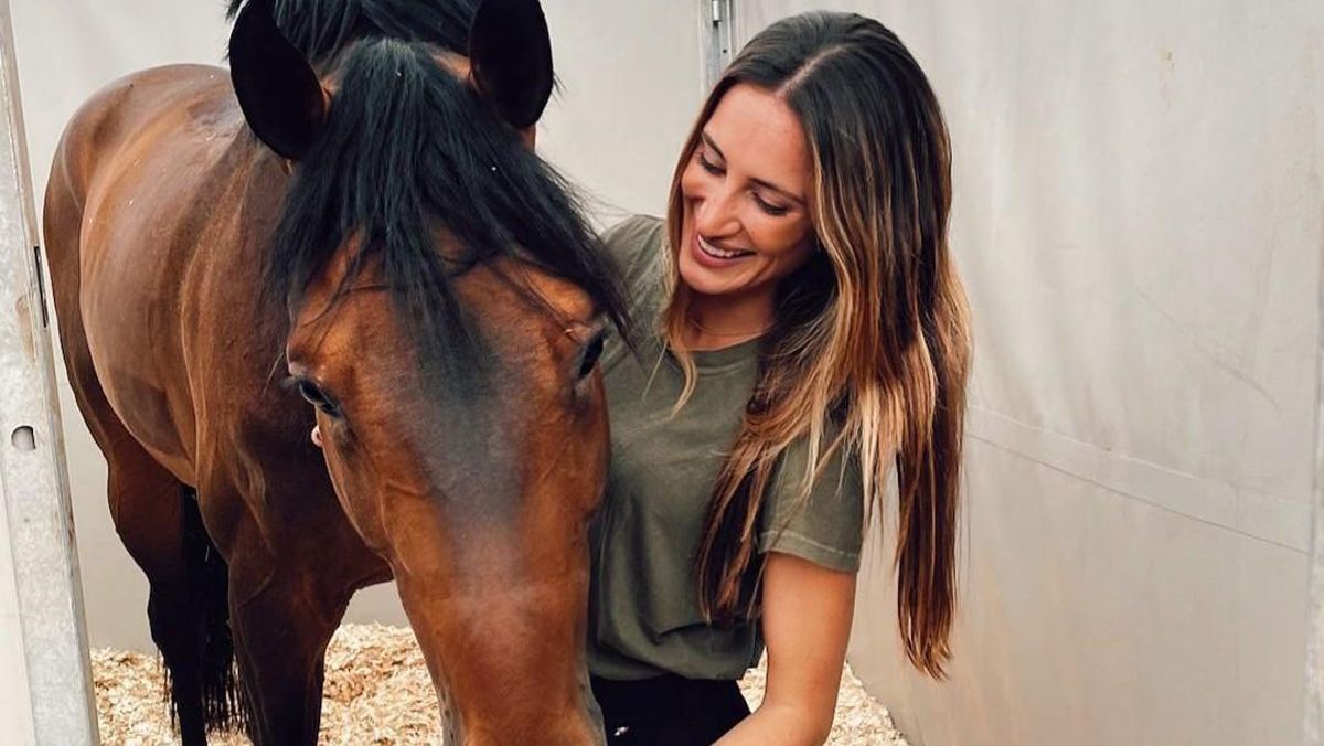 Jessica Springsteen, hija del ’Boss’, acaricia su caballo Jessica Springsteen, hija del ’Boss’, acaricia su caballo