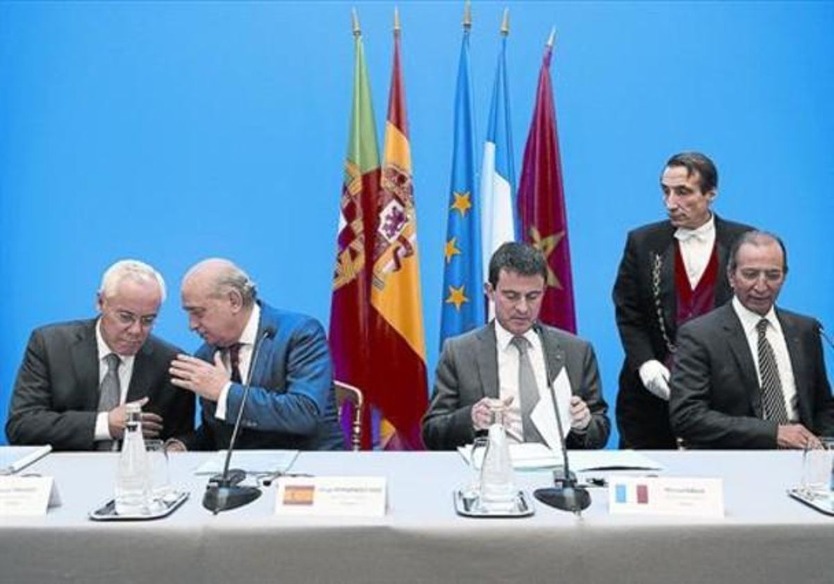 El ministro Jorge Fernández Díaz junto a sus homólogos de Portugal, Francia y Marruecos, ayer en París. El ministro Jorge Fernández Díaz junto a sus homólogos de Portugal, Francia y Marruecos, ayer en París.