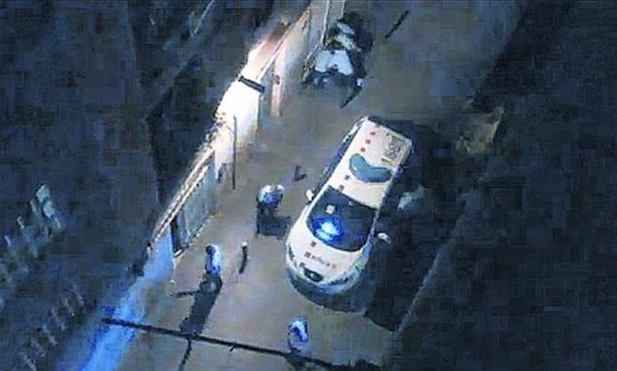 Imágenes del vídeo en que se ve a los mossos reduciendo y golpeando a Benítez y cómo los sanitarios del SEM lo intentan reanimar luego. Imágenes del vídeo en que se ve a los mossos reduciendo y golpeando a Benítez y cómo los sanitarios del SEM lo intentan reanimar luego.