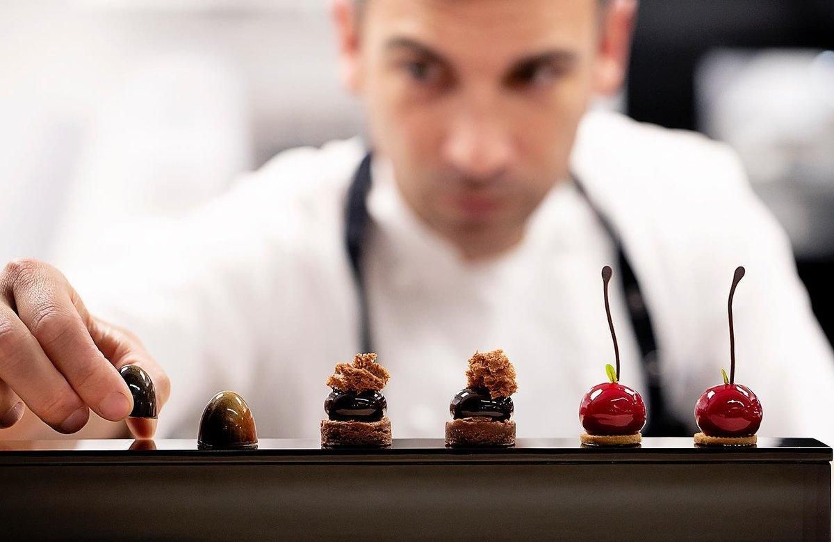 Xavi Donnay, con algunas de las creaciones que sirve en el restaurante barcelonés Lasarte. Xavi Donnay, con algunas de las creaciones que sirve en el restaurante barcelonés Lasarte.