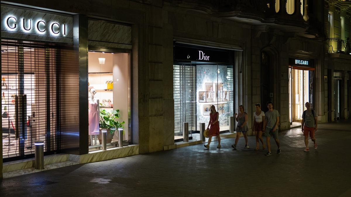 Últimas noches de escaparates iluminados en Barcelona