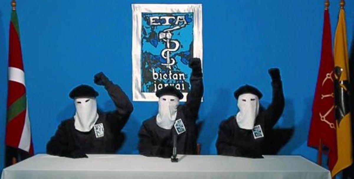 Una imagen del vídeo en el que tres encapuchados leen el comunicado de la banda terrorista. Una imagen del vídeo en el que tres encapuchados leen el comunicado de la banda terrorista.