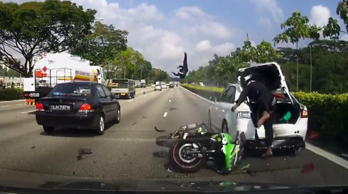 El piloto de la moto casi queda incrustado en el maletero del coche mientras su acompañante sale volando por los aires.