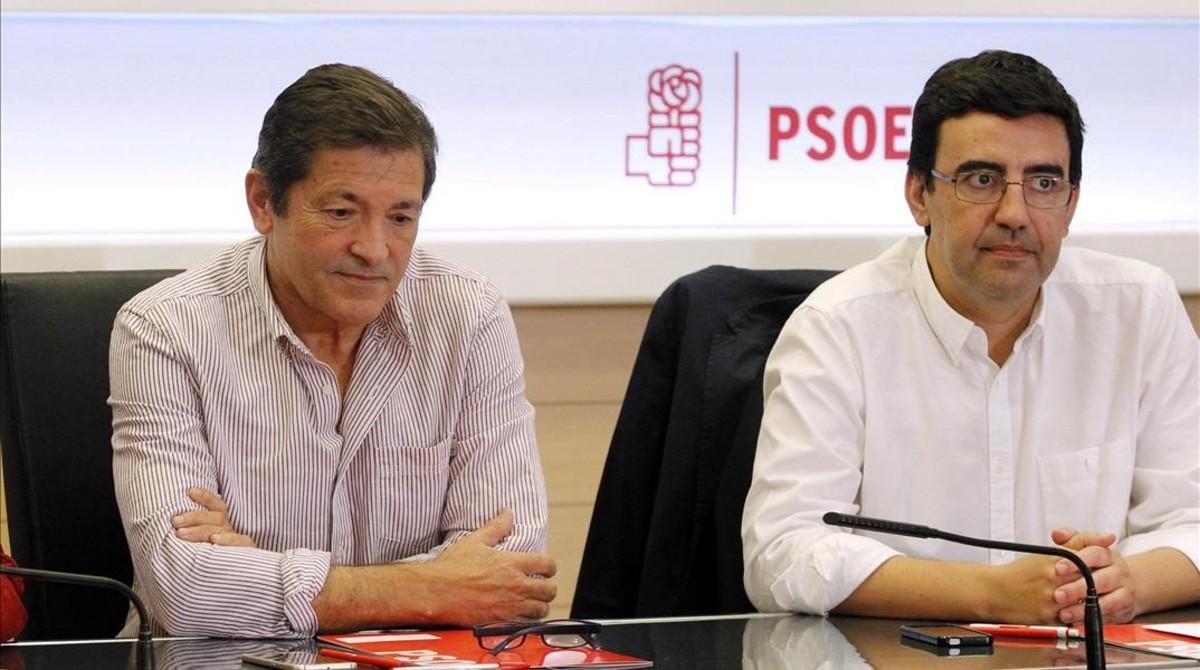 Javier Fernández y Mario Jiménez, presidente y portavoz de la gestora, el pasado 10 de octubre en la sede del PSOE. 