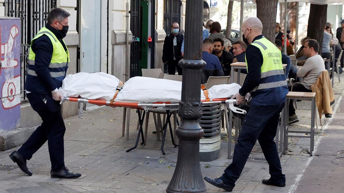  Operarios del retén fúnebre sacan el cadaver de mujer de 30 años de edad que ha sido encontrada este sábado en una vivienda de València asesinada presuntamente a manos de un hombre con el que mantenía una relación sentimental