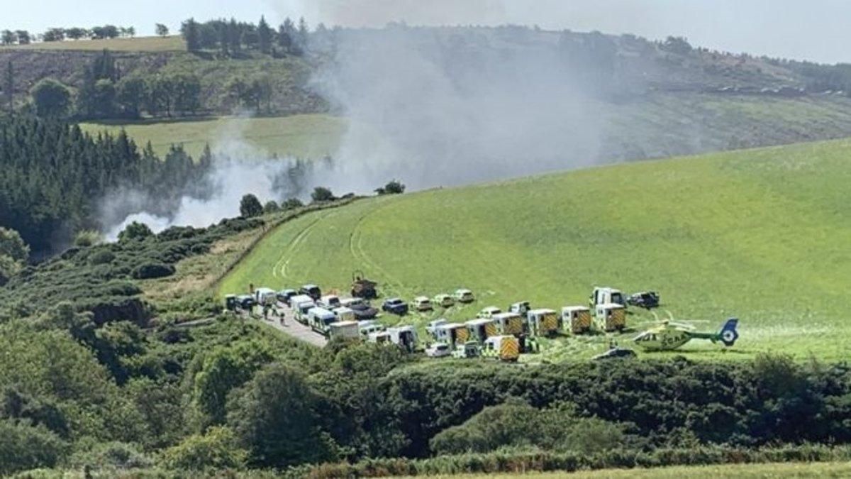 Vehículos de emergencias cerca del lugar donde ha descarrilado el tren, este miércoles, en Escocia. Vehículos de emergencias cerca del lugar donde ha descarrilado el tren, este miércoles, en Escocia.