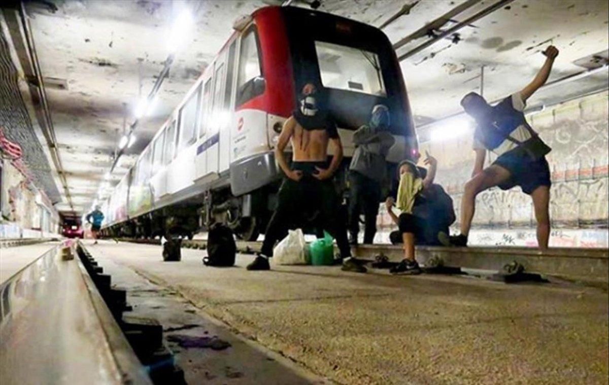 Los grafiteros que pintaron el tren de la estación de Maragall, el pasado domingo, tras su acción. Los grafiteros que pintaron el tren de la estación de Maragall, el pasado domingo, tras su acción.