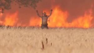 Ángel Martín huye de las llamas en un incendio en Zamora.