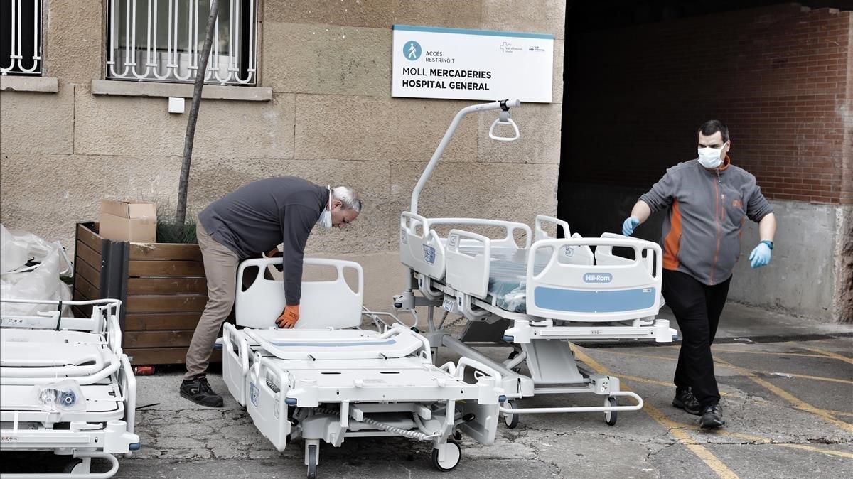 Llegada de nuevas camas al Hospital Vall d’Hebron.
